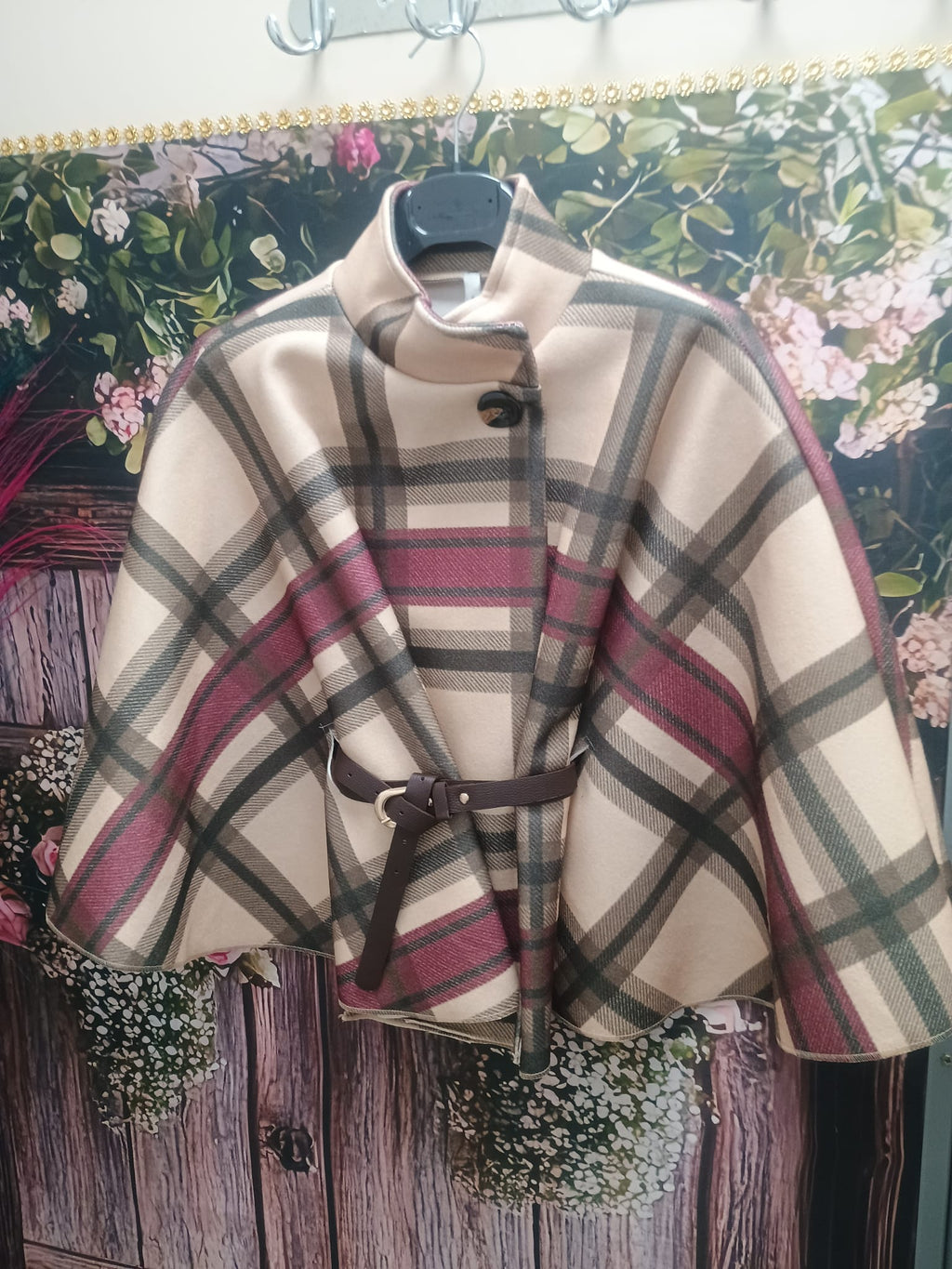 PONCHO DE CUADROS CON CINTURON
