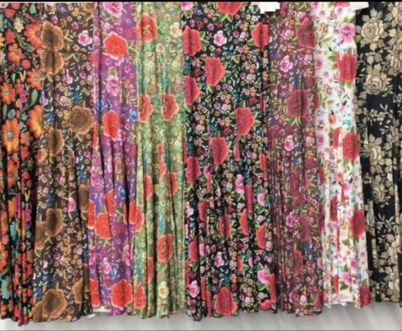 FALDA FLAMENCA ESTAMPADO DE FLORES.