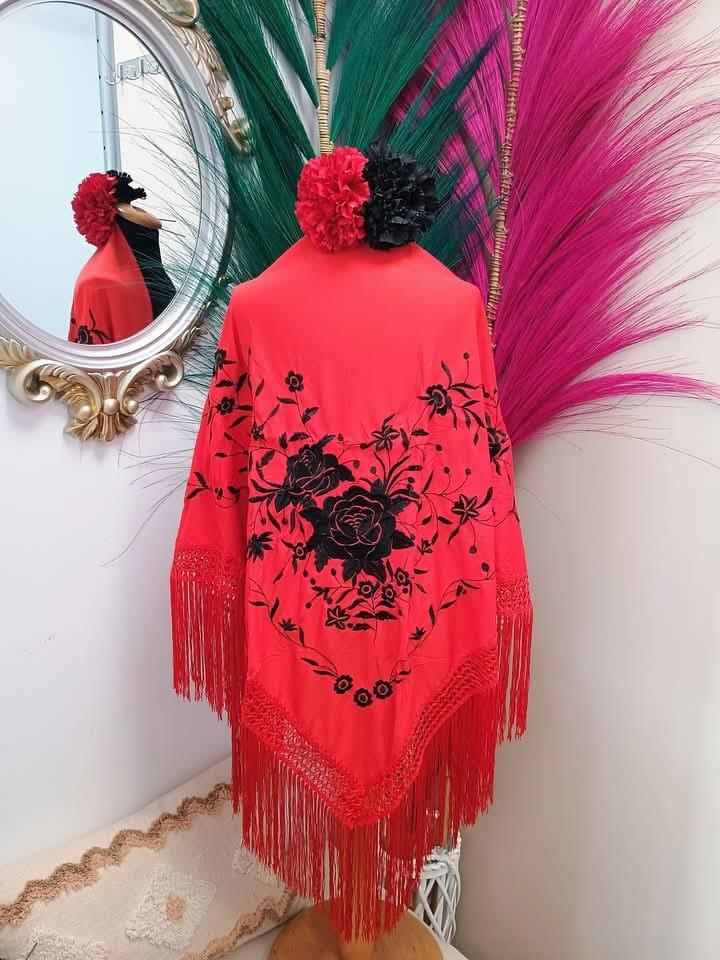 MANTON BORDADO ROJO FLOR NEGRA