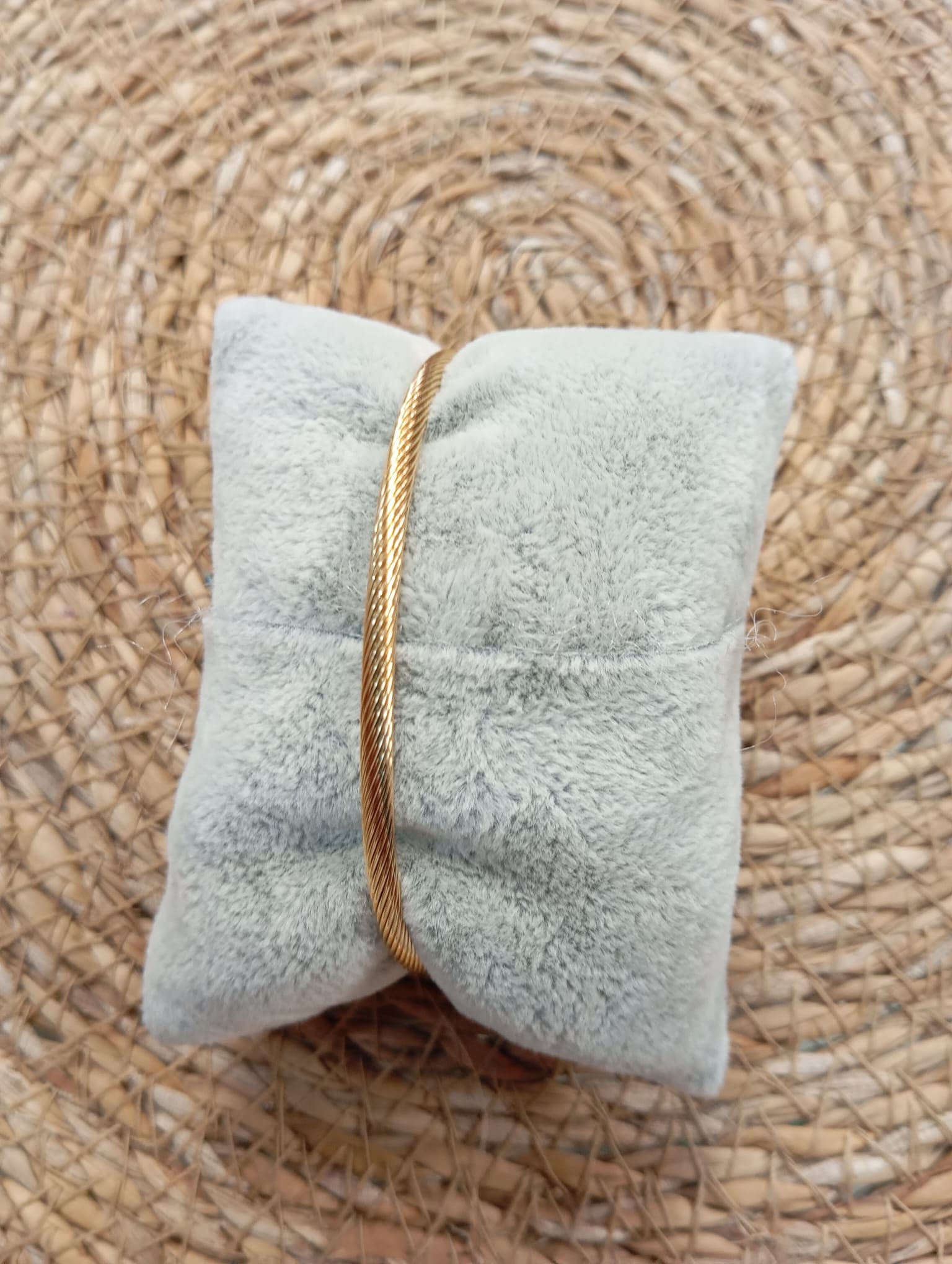 PULSERA VIRGEN DEL ROCIO DORADA RIGIDA