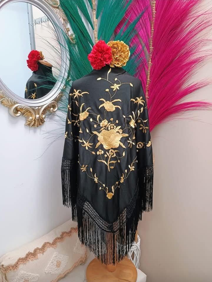 MANTON BORDADO NEGRO FLOR ORO