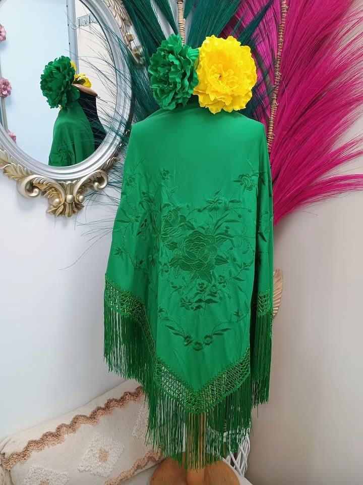 MANTON FLAMENCA VERDE BORDADO EN FLORES VERDES
