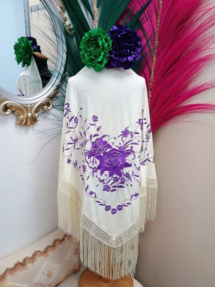 MANTON BORDADO BEIGE CON FLORES LILA