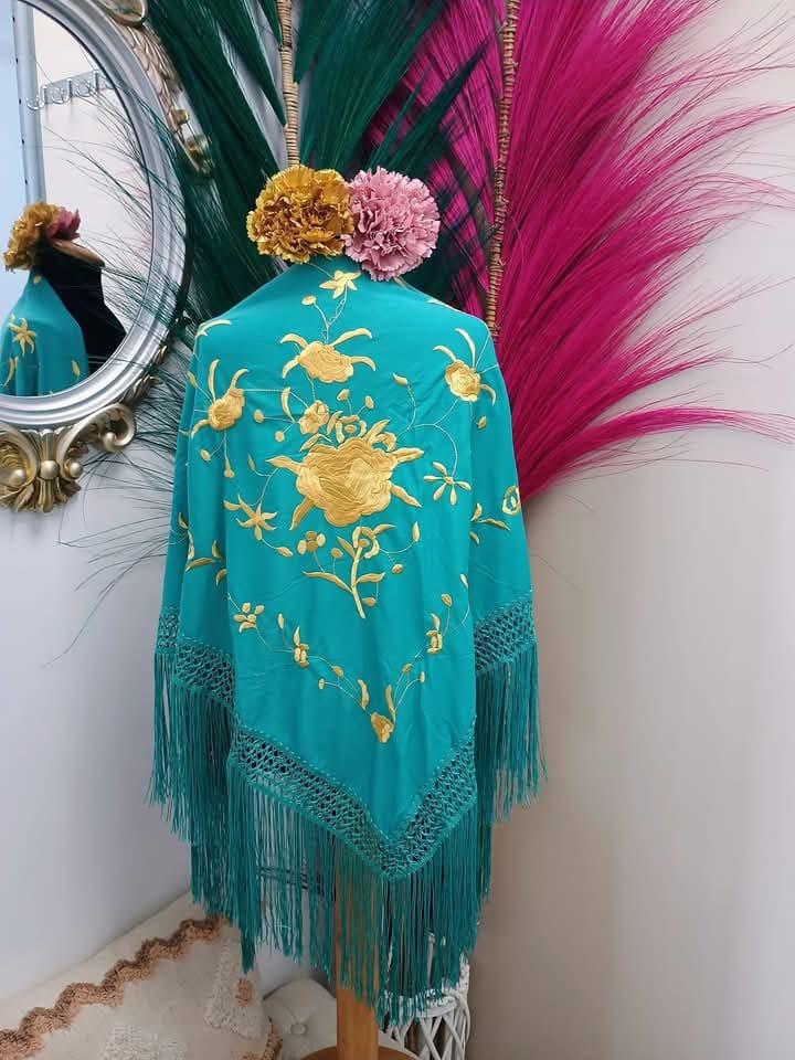 MANTON BORDADO VERDE AGUA FLOR ORO