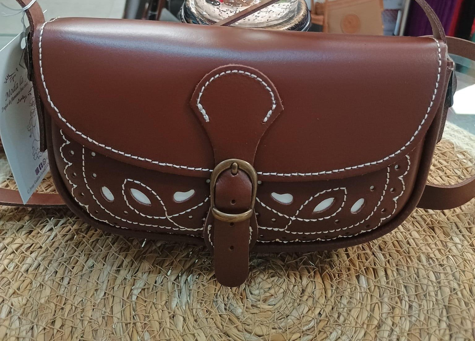 BOLSO RIÑONERA ROCIERO DE PIEL Y CIERRE CON HEBILLA