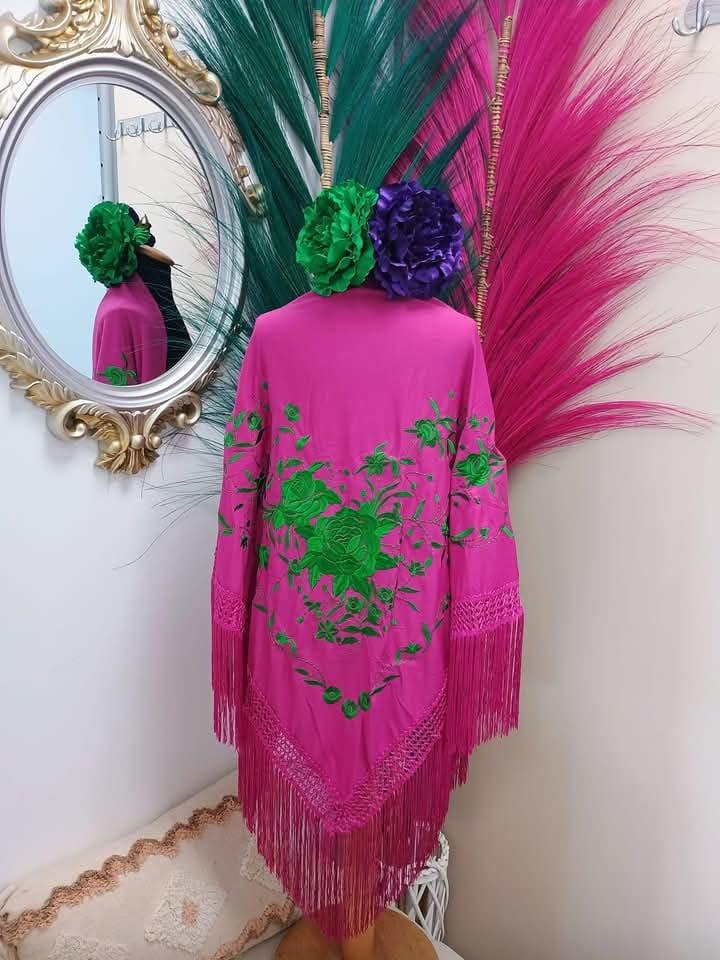 MANTON BORDADO FUCSIA FLORES VERDES