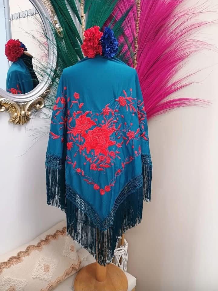 MANTON BORDADO AZUL FLOR ROJA