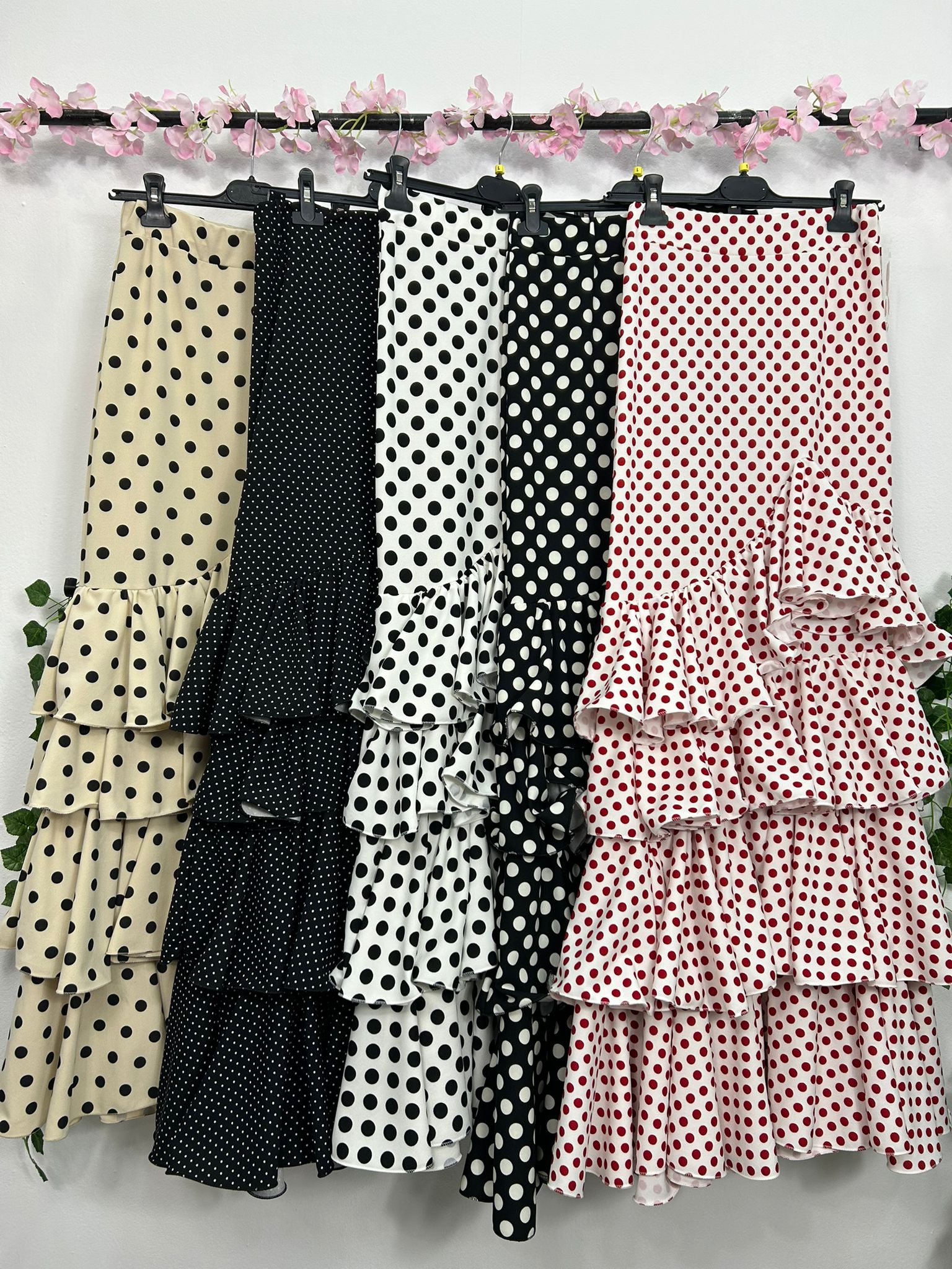 FALDA DE FLAMENCA CON VOLANTES Y LUNARES