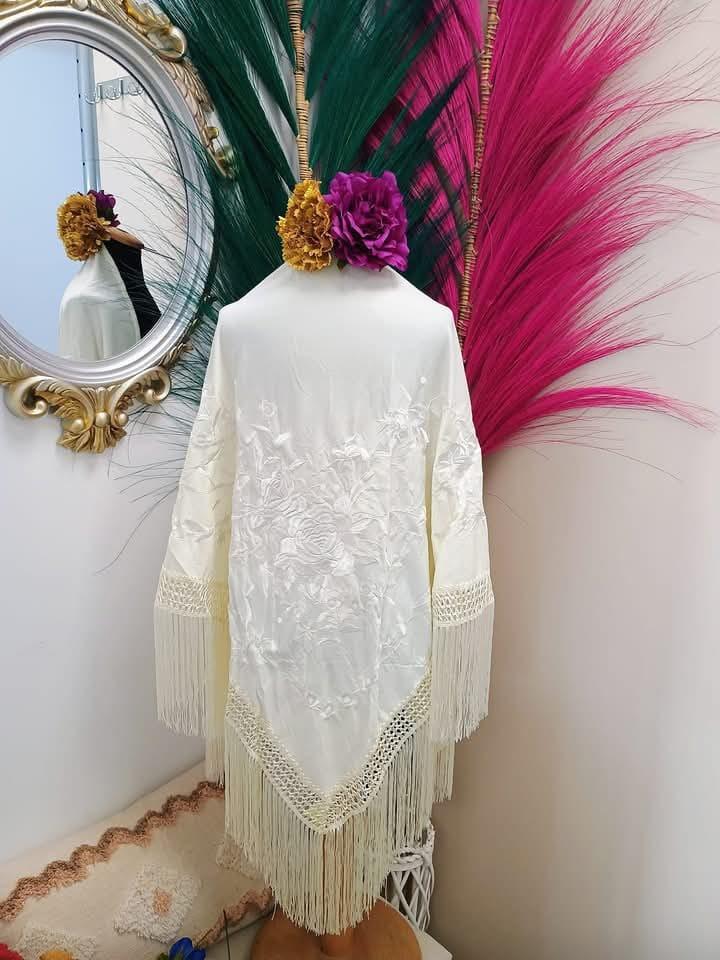 MANTON BORDADO BEIGE MONOCOLOR