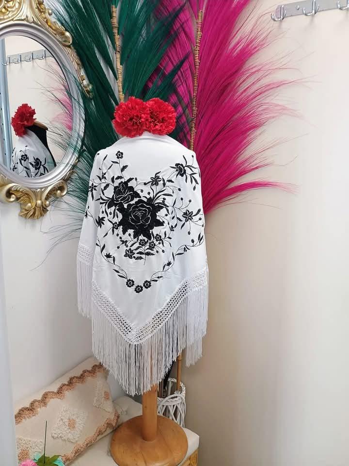 MANTON BORDADO BLANCO FLOR NEGRA