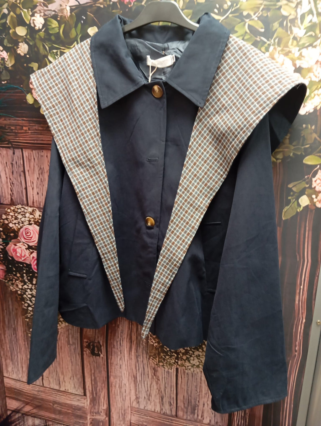 CHAQUETA CON CAPA