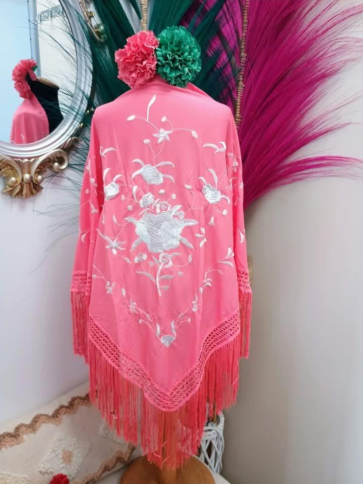 MANTON BORDADO CORAL CON FLOR BEIGE