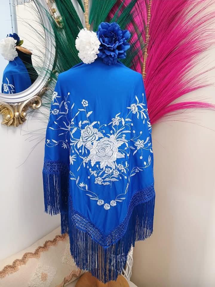 MANTON BORDADO AZUL FLOR BLANCA