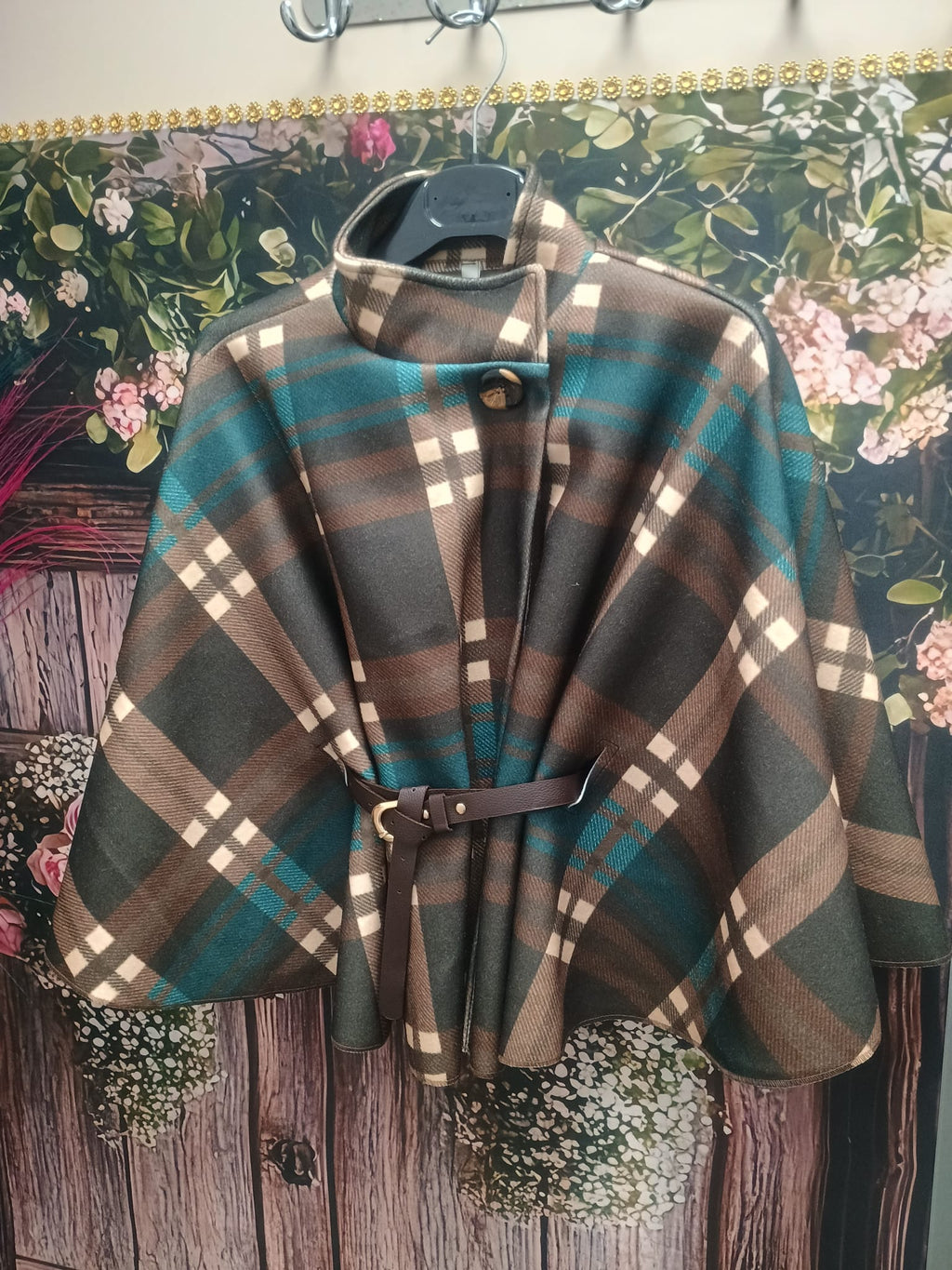 PONCHO DE CUADROS CON CINTURON