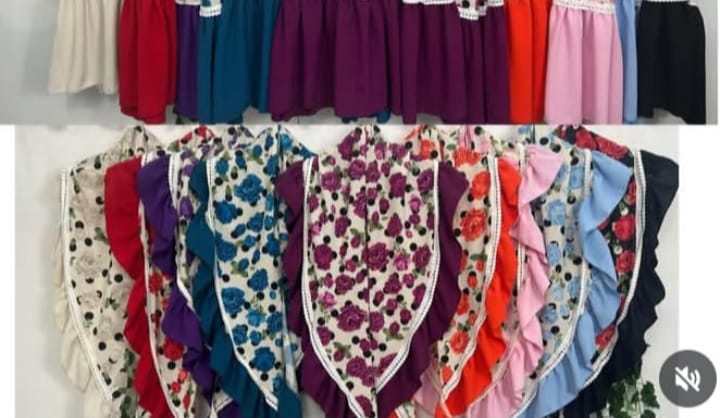 PIQUILLOS DE FLAMENCA ESTAMPADOS DE FLORES CON LUNARES Y RIVETE BLANCO