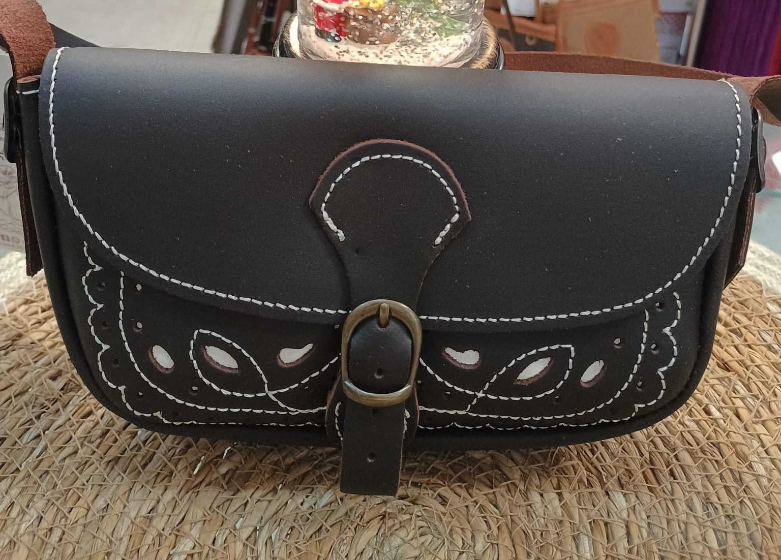 BOLSO RIÑONERA ROCIERO DE PIEL Y CIERRE CON HEBILLA