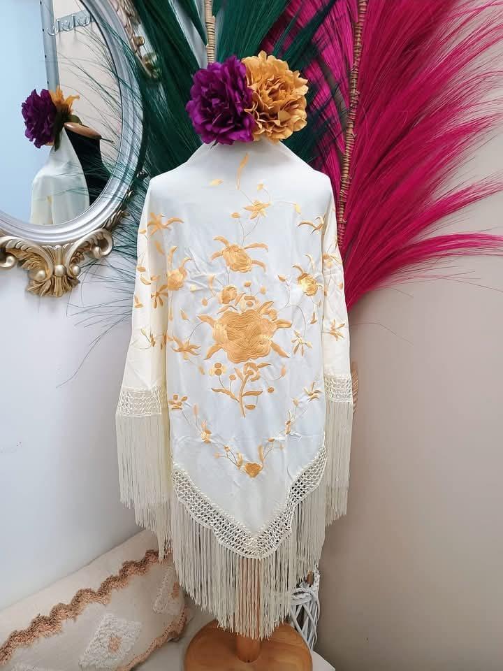MANTON BORDADO BEIGE CON FLOR DORADA