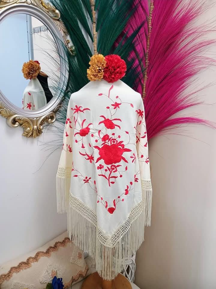 MANTON BORDADO BEIGE FLOR ROJA