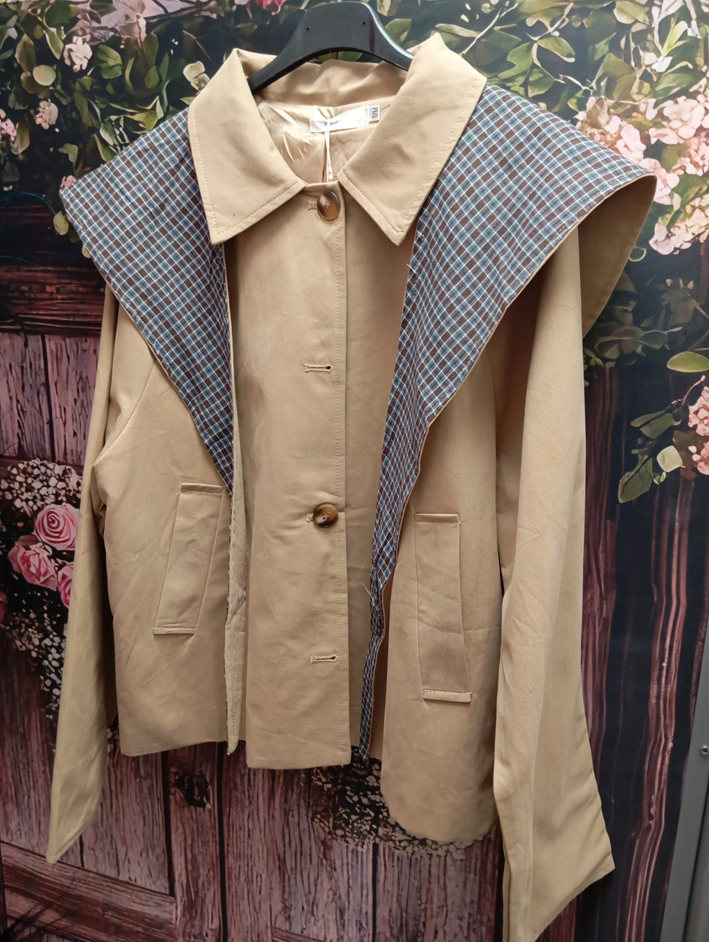 CHAQUETA CON CAPA