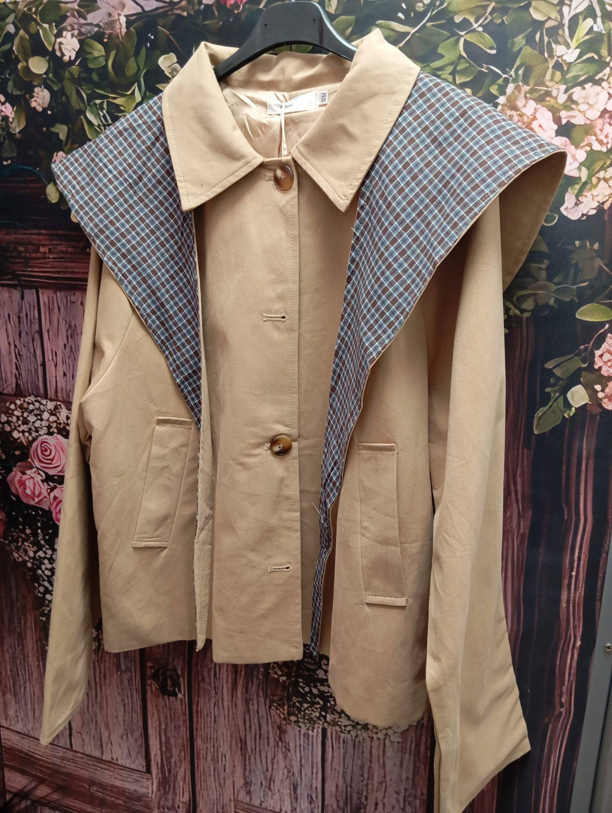 CHAQUETA CON CAPA