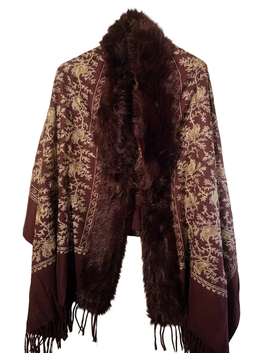 CAPA BORDADA CON CUELLO DE PELO