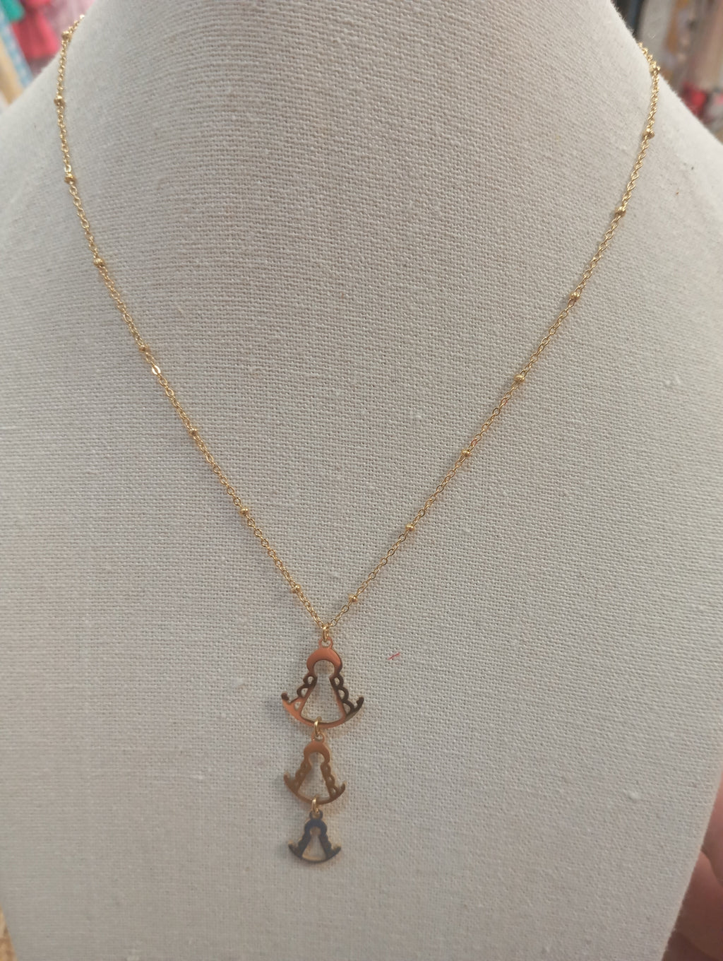 COLGANTE VIRGEN DEL ROCIO CON CADENA EN ACERO