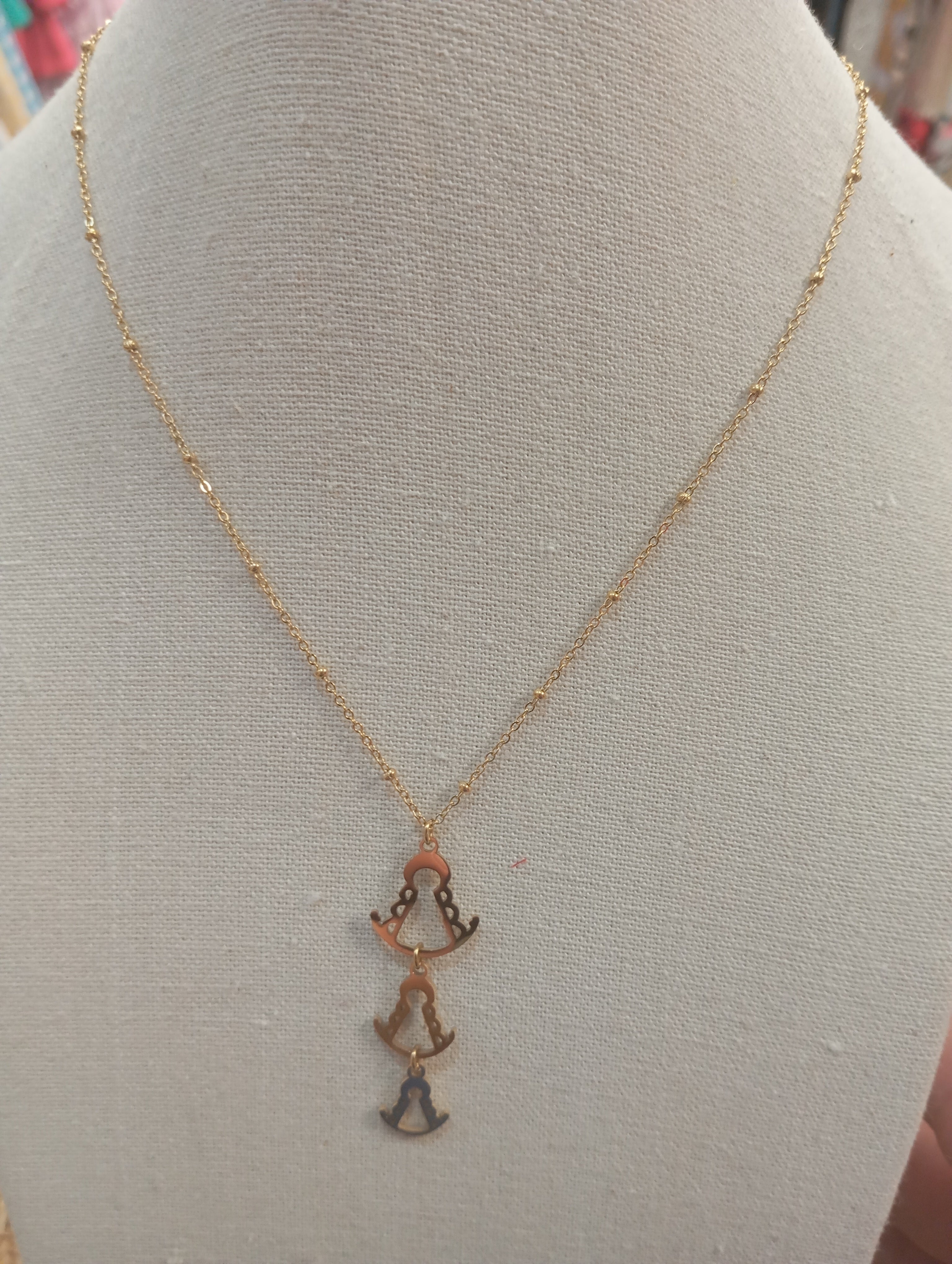 COLGANTE VIRGEN DEL ROCIO CON CADENA EN ACERO