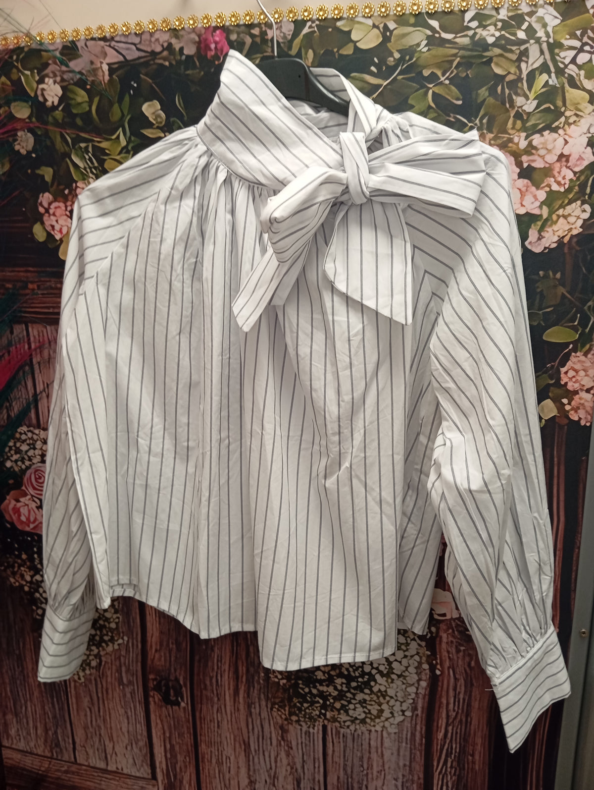 CAMISA CON RALLAS Y LAZO