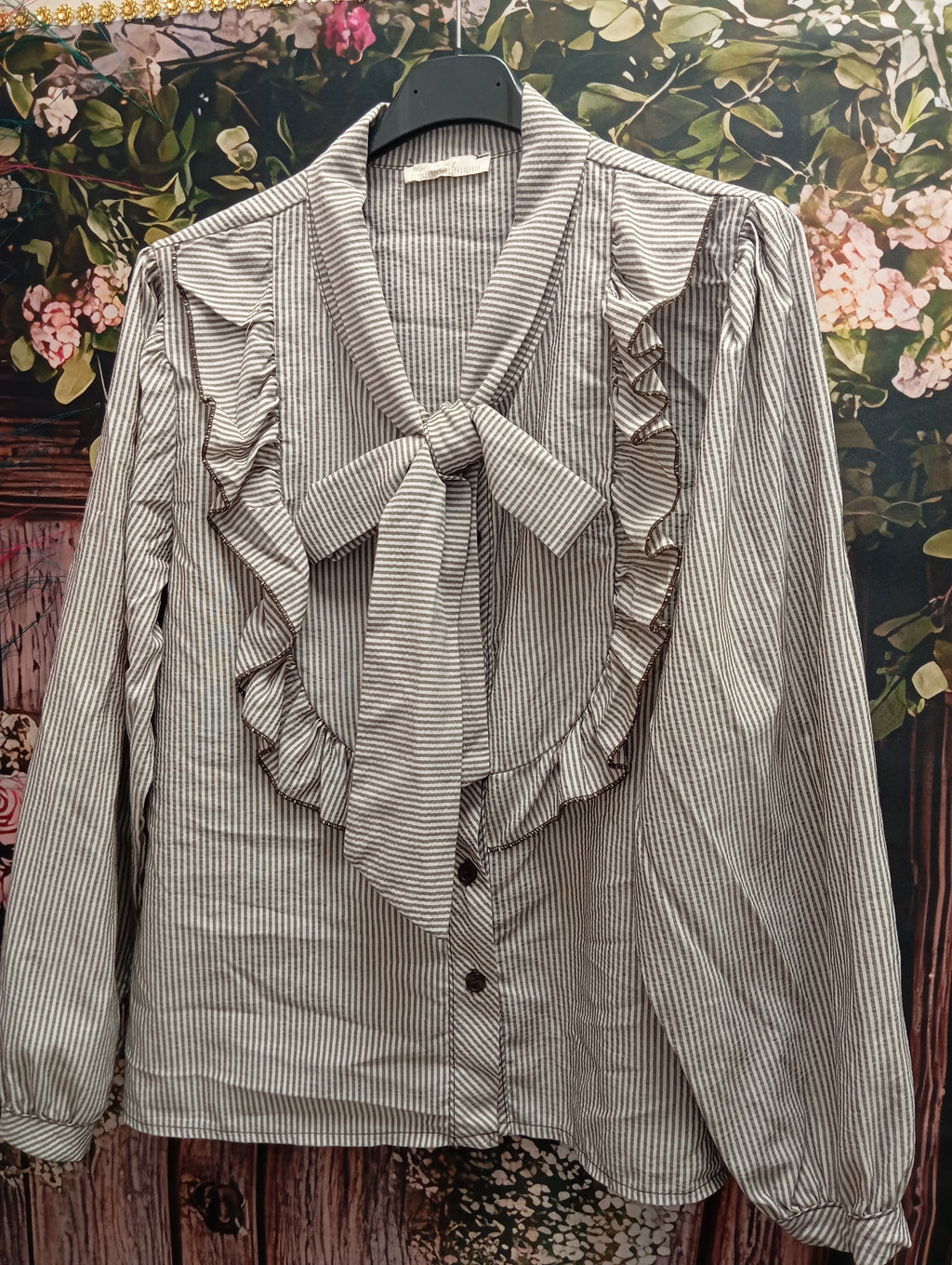 CAMISA BEIGE CON RALLAS Y LAZO