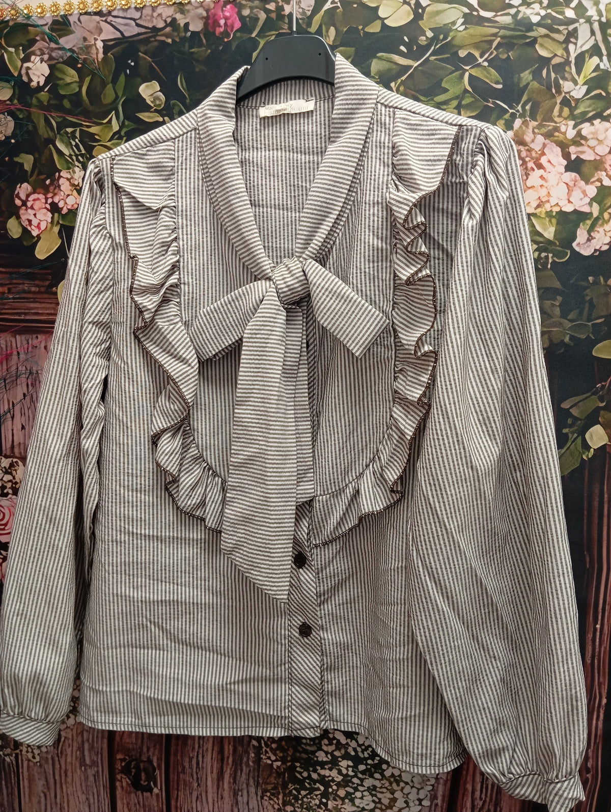 CAMISA BEIGE CON RALLAS Y LAZO