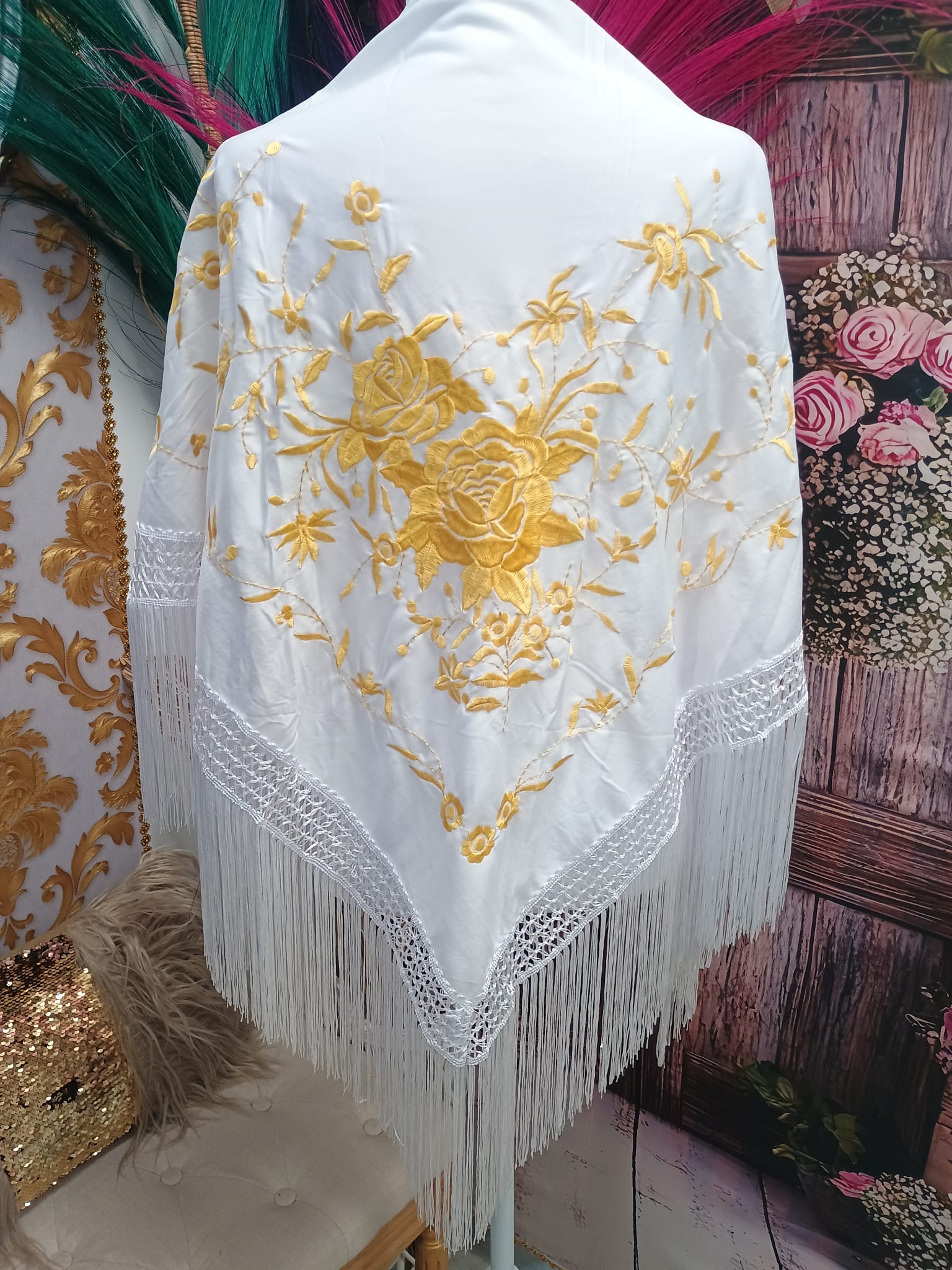 MANTON BORDADO BLANCO CON FLOR DORADA