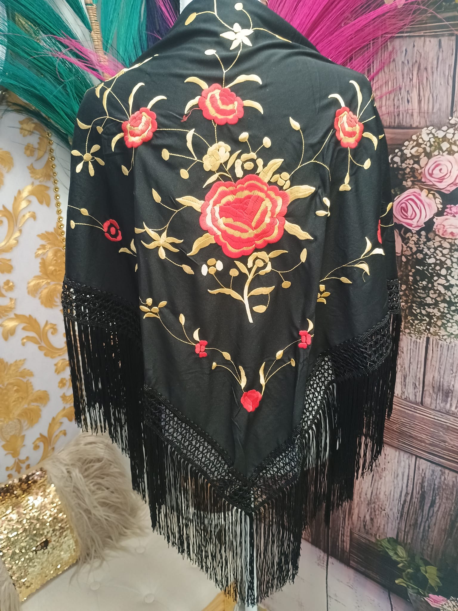 MANTON BORDADO NEGRO CON FLOR ROJO Y ORO