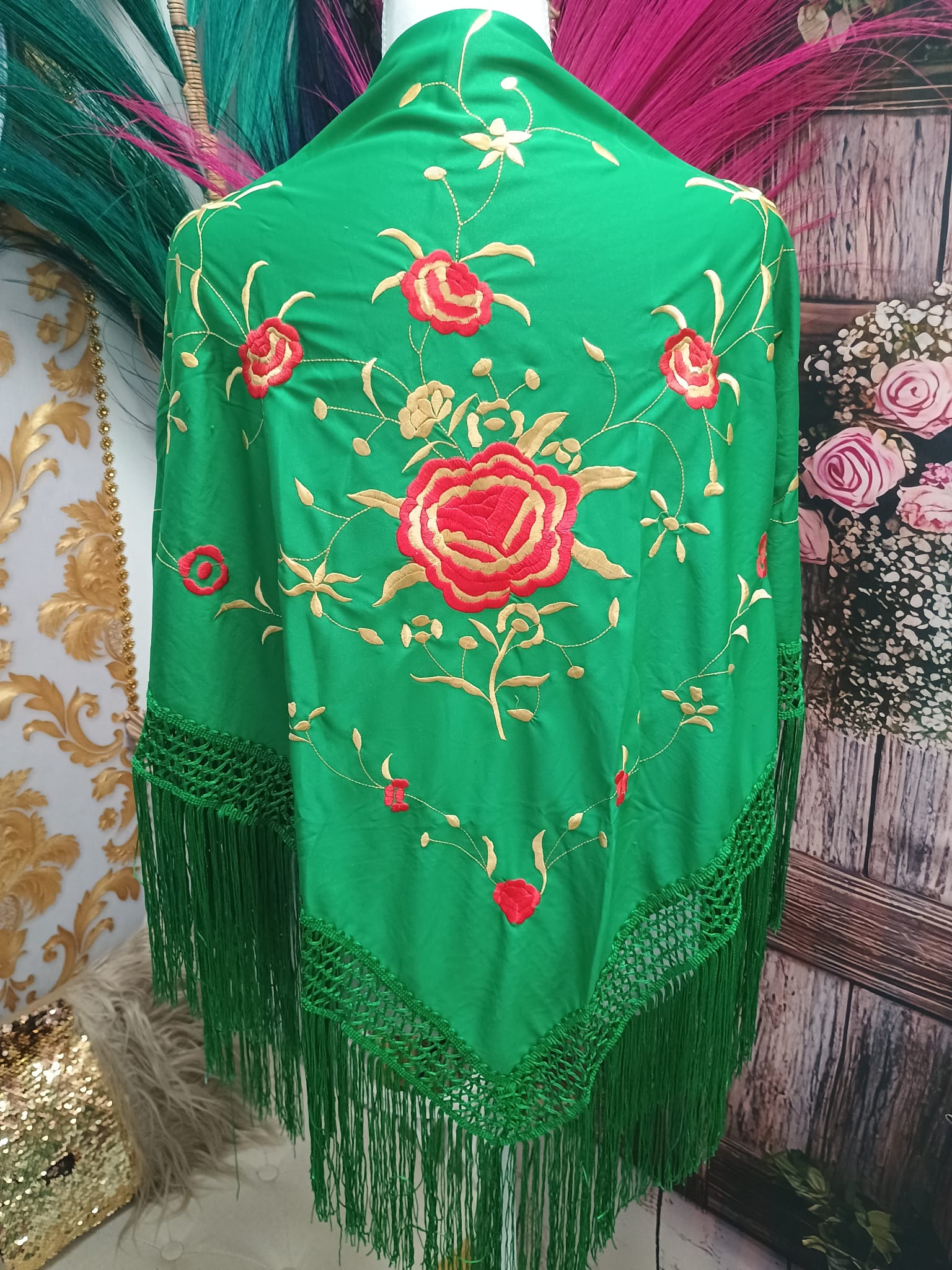 MANTON BORDADO VERDE CON FLOR ROJO Y ORO