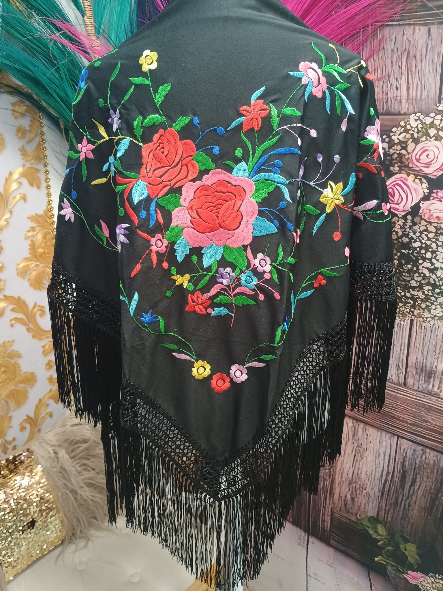 MANTON BORDADO NEGRO CON FLORES DE COLORES