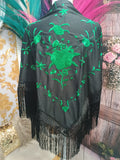 MANTON BORDADO NEGRO CON FLOR VERDE