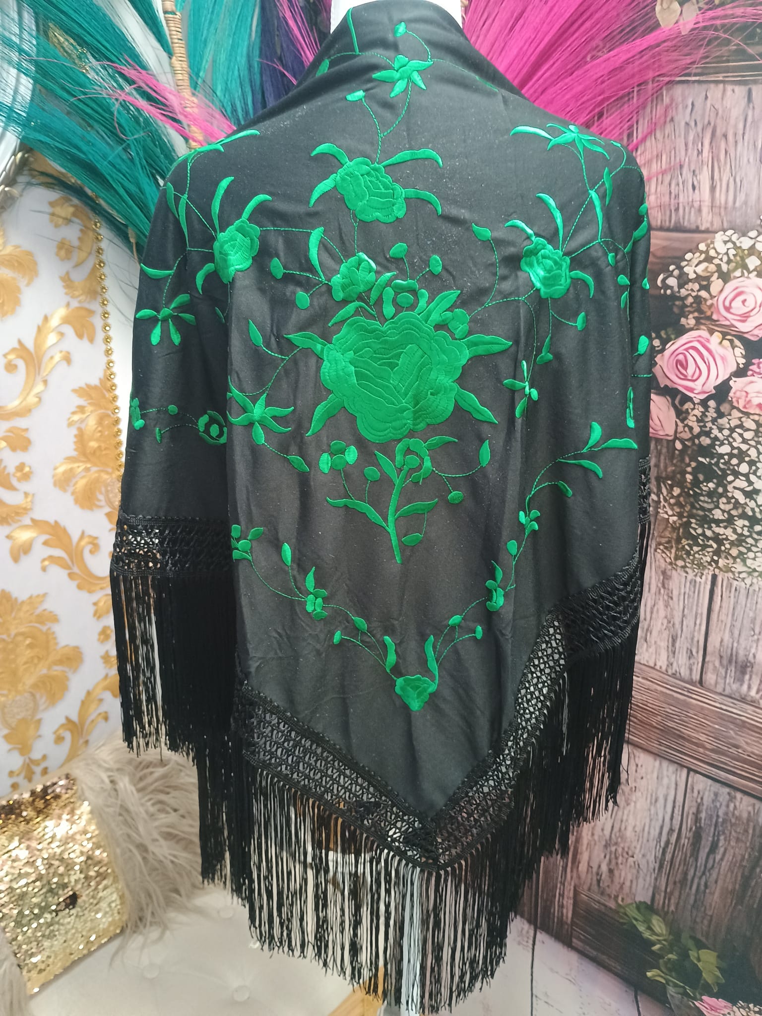 MANTON BORDADO NEGRO CON FLOR VERDE