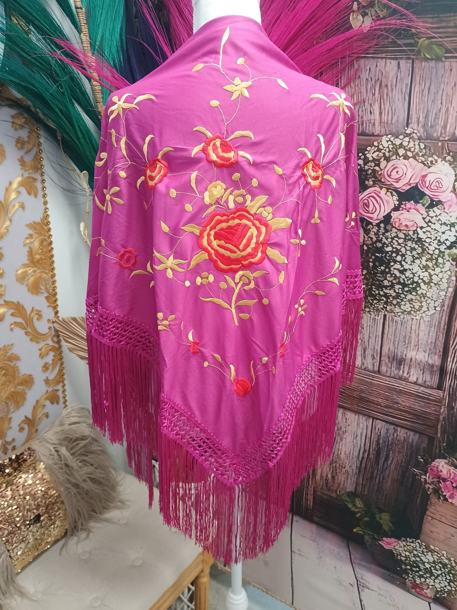 MANTON BORDADO BUGANVILLA CON FLOR ROJO Y ORO