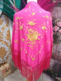 MANTON BORDADO FUCSIA CON FLOR ORO