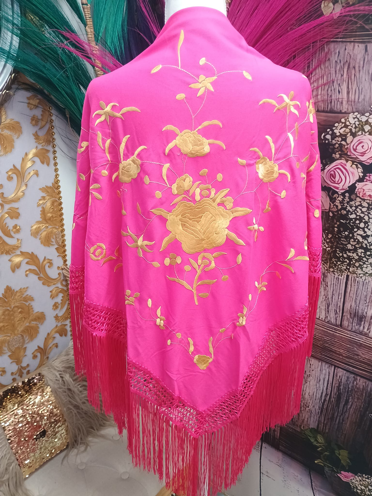 MANTON BORDADO FUCSIA CON FLOR ORO