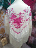 MANTON BORDADO BEIGE CON FLOR FUCSIA