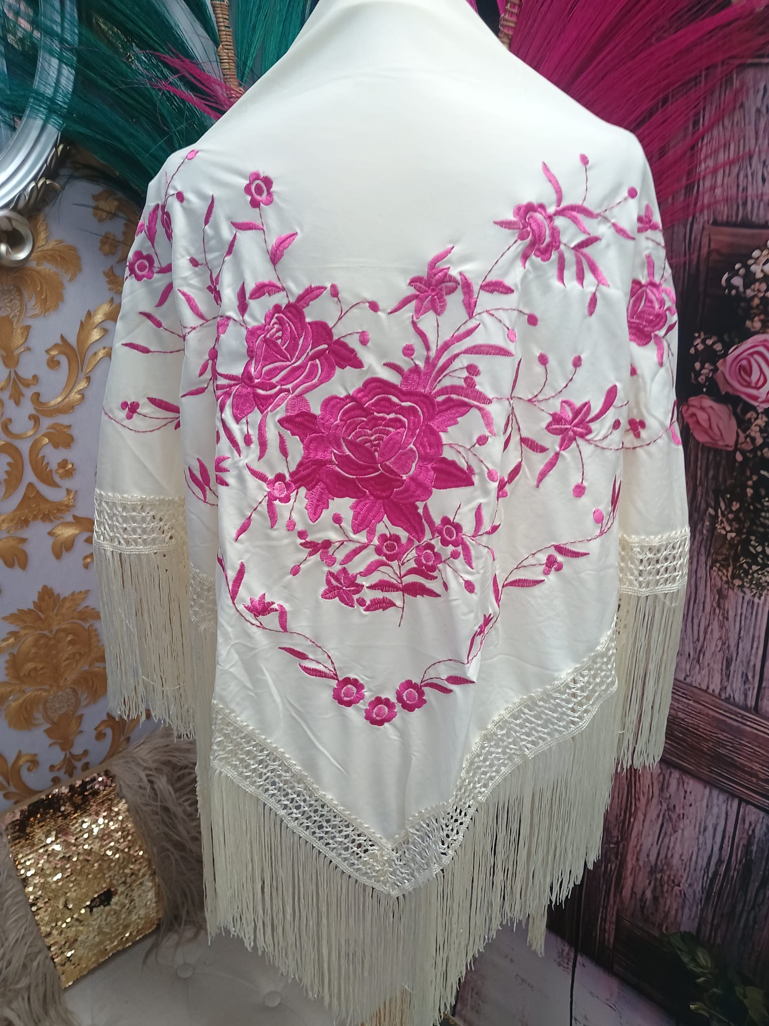 MANTON BORDADO BEIGE CON FLOR FUCSIA