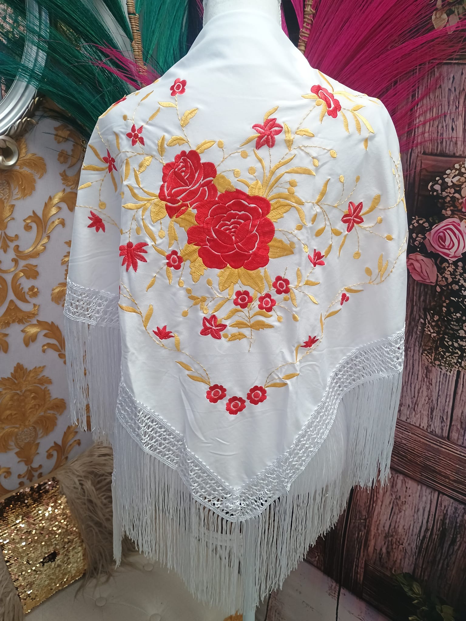 MANTON BORDADO BLANCO CON FLOR ROJA CON ORO