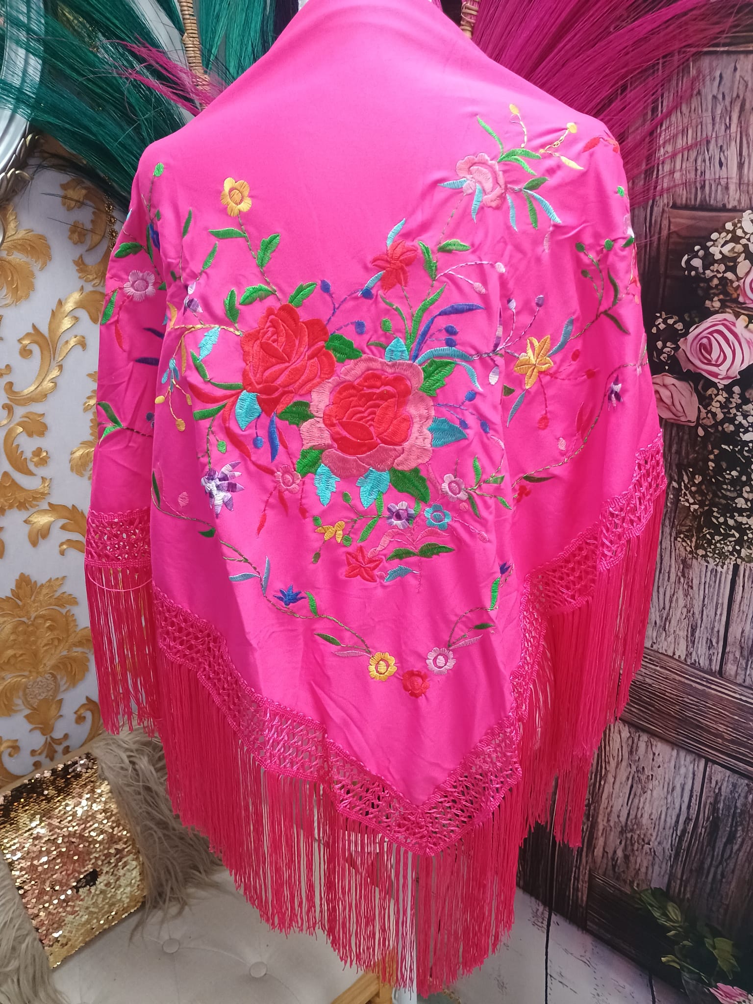 MANTON BORDADO FUCSIA CON FLORES DE COLORES
