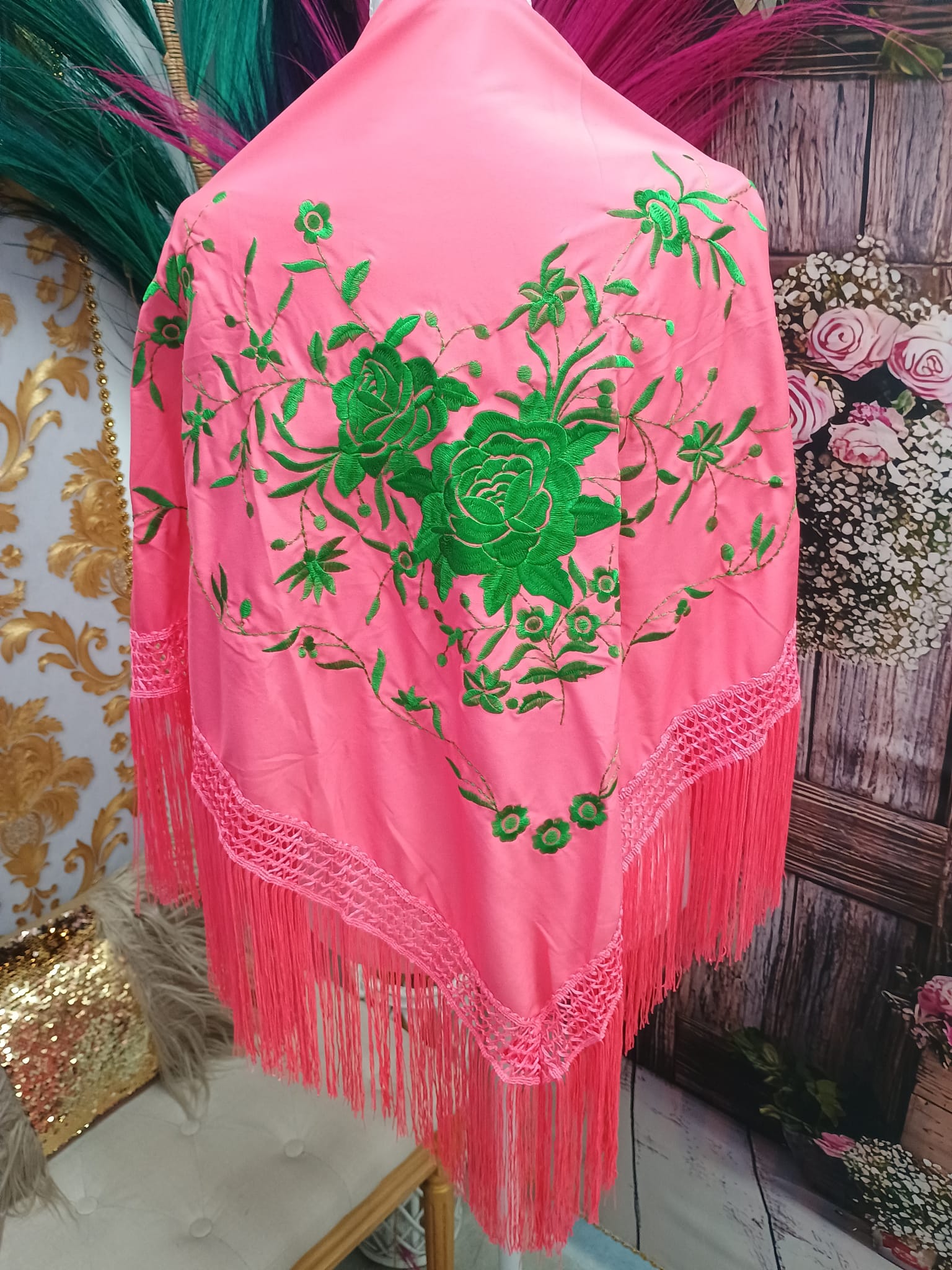 MANTON BORDADO CORAL CON FLOR VERDE