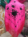 MANTON BORDADO FUCSIA CON FLOR NEGRA