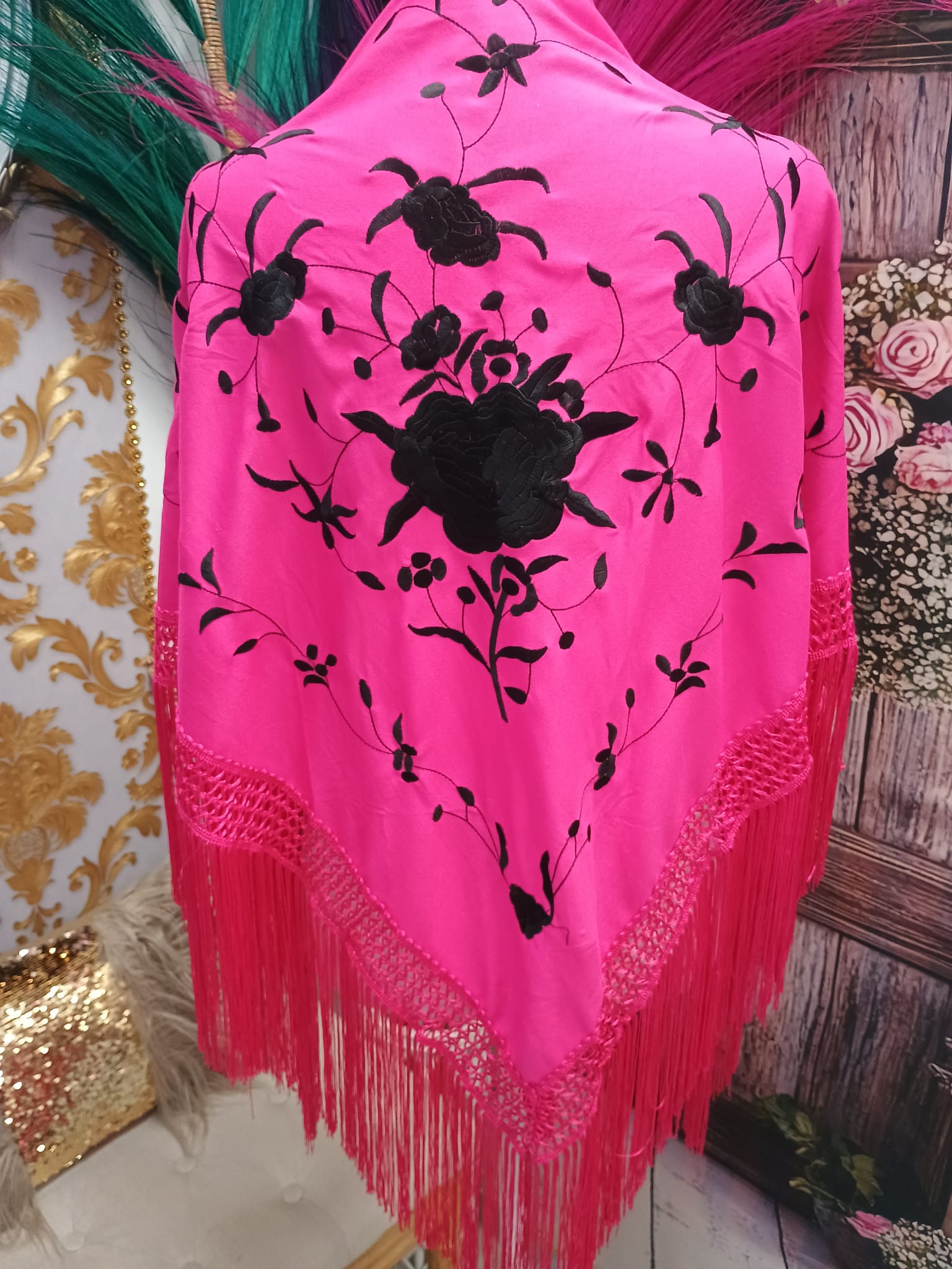 MANTON BORDADO FUCSIA CON FLOR NEGRA
