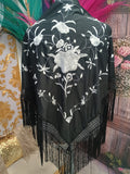 MANTON BORDADO NEGRO CON FLOR BLANCA