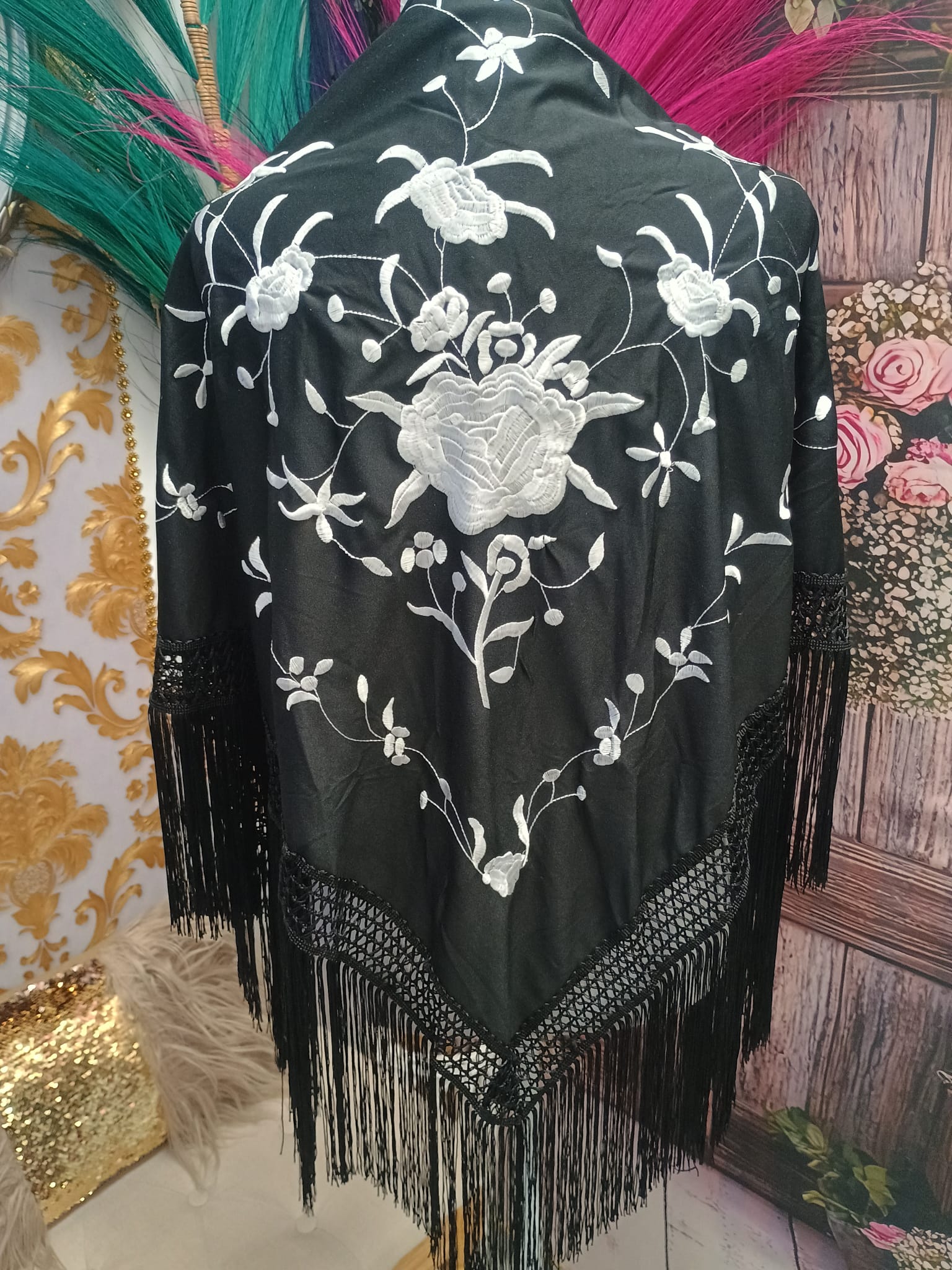 MANTON BORDADO NEGRO CON FLOR BLANCA