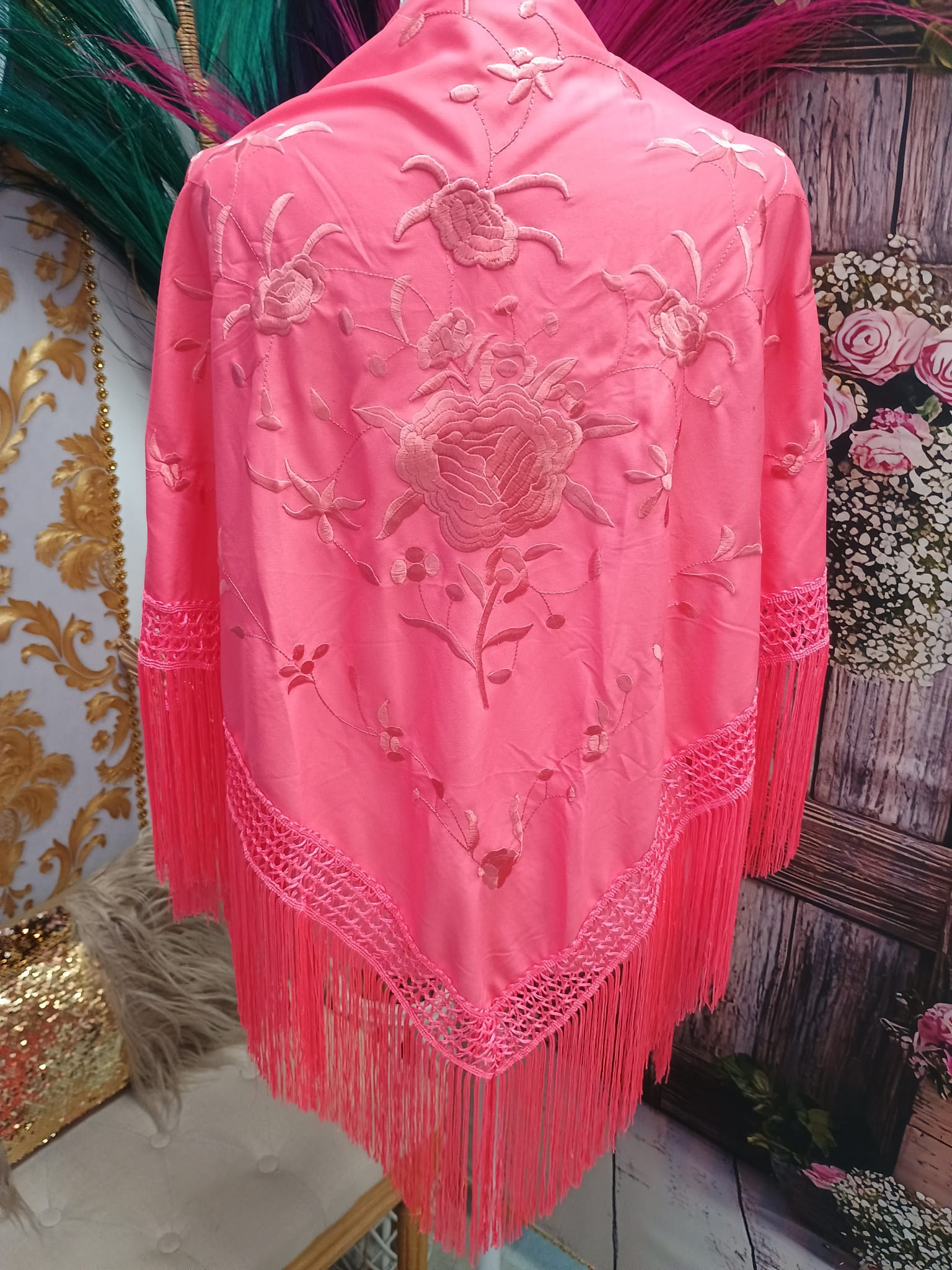 MANTON BORDADO CORAL CON FLOR AL TONO