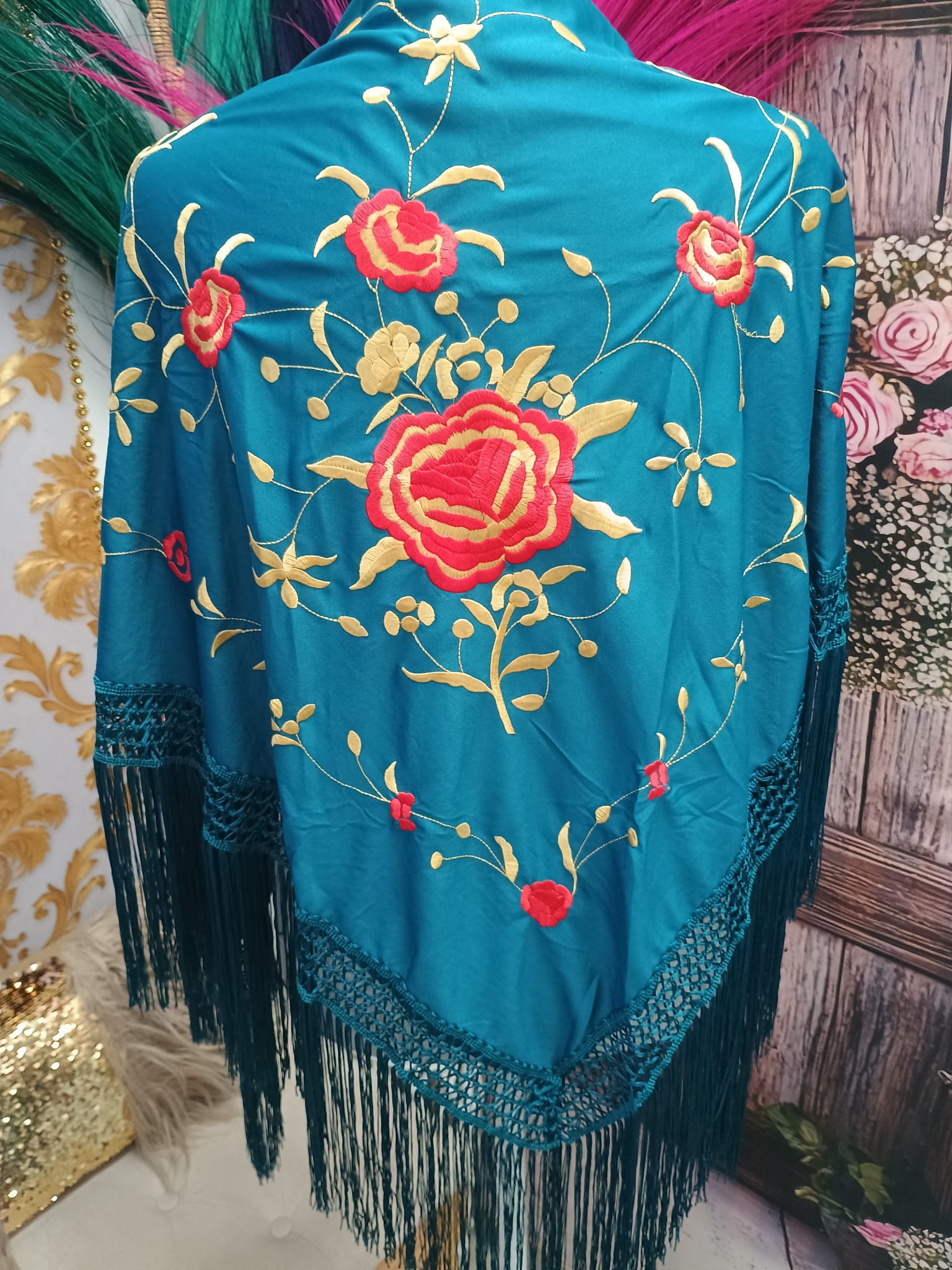 MANTON BORDADO VERDE PETRELEO CON FLOR ROJA Y ORO